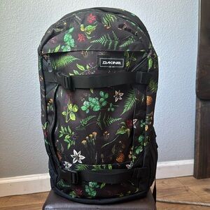 WOMENS Barely used DAKINE BACKPACK WOODLAND FLORAL